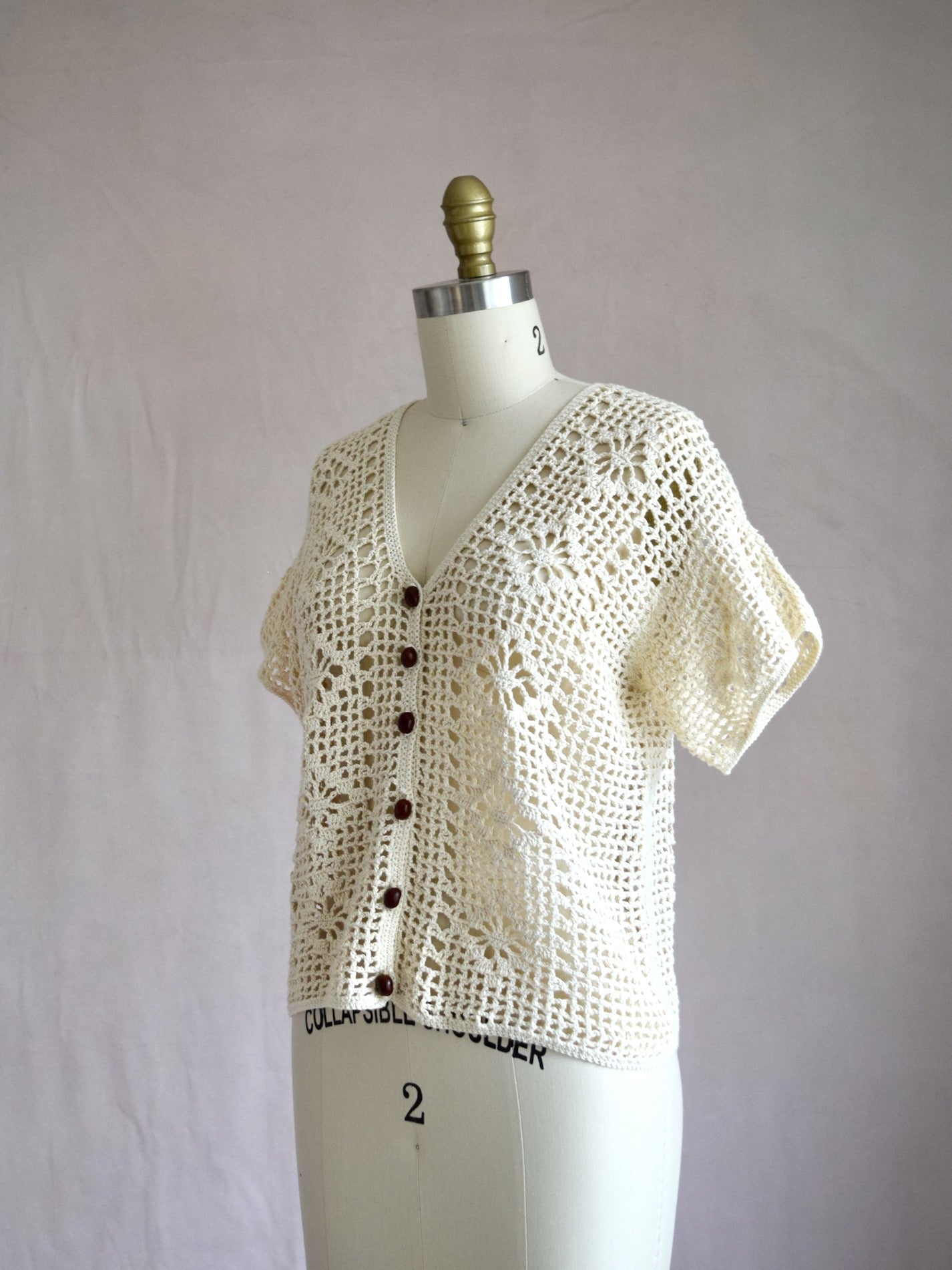 vintage 1970s short sleeve top in cream crochet